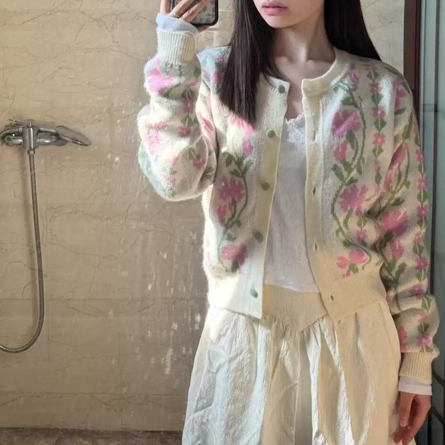 라운드넥 짧은 꽃패턴가디건 슬림핏 레트로풍 을지로느낌 봄가을 스타일 패션 핑크색 - 상세 이미지 2