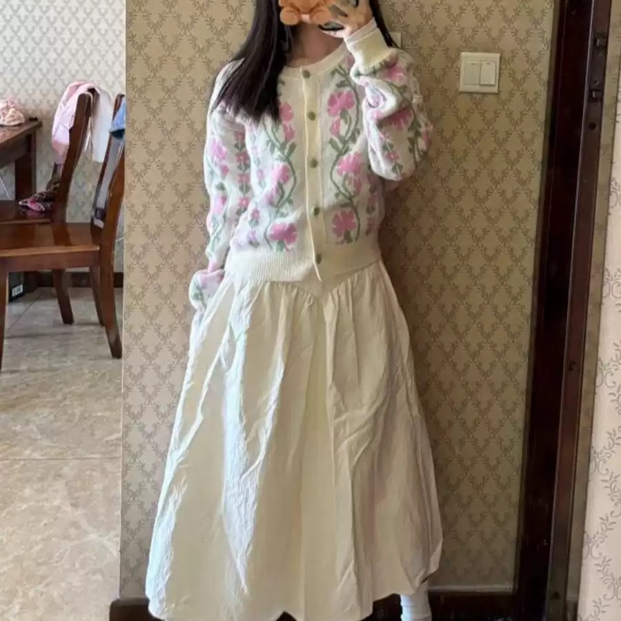 라운드넥 짧은 꽃패턴가디건 슬림핏 레트로풍 을지로느낌 봄가을 스타일 패션 핑크색 - 상세 이미지 4