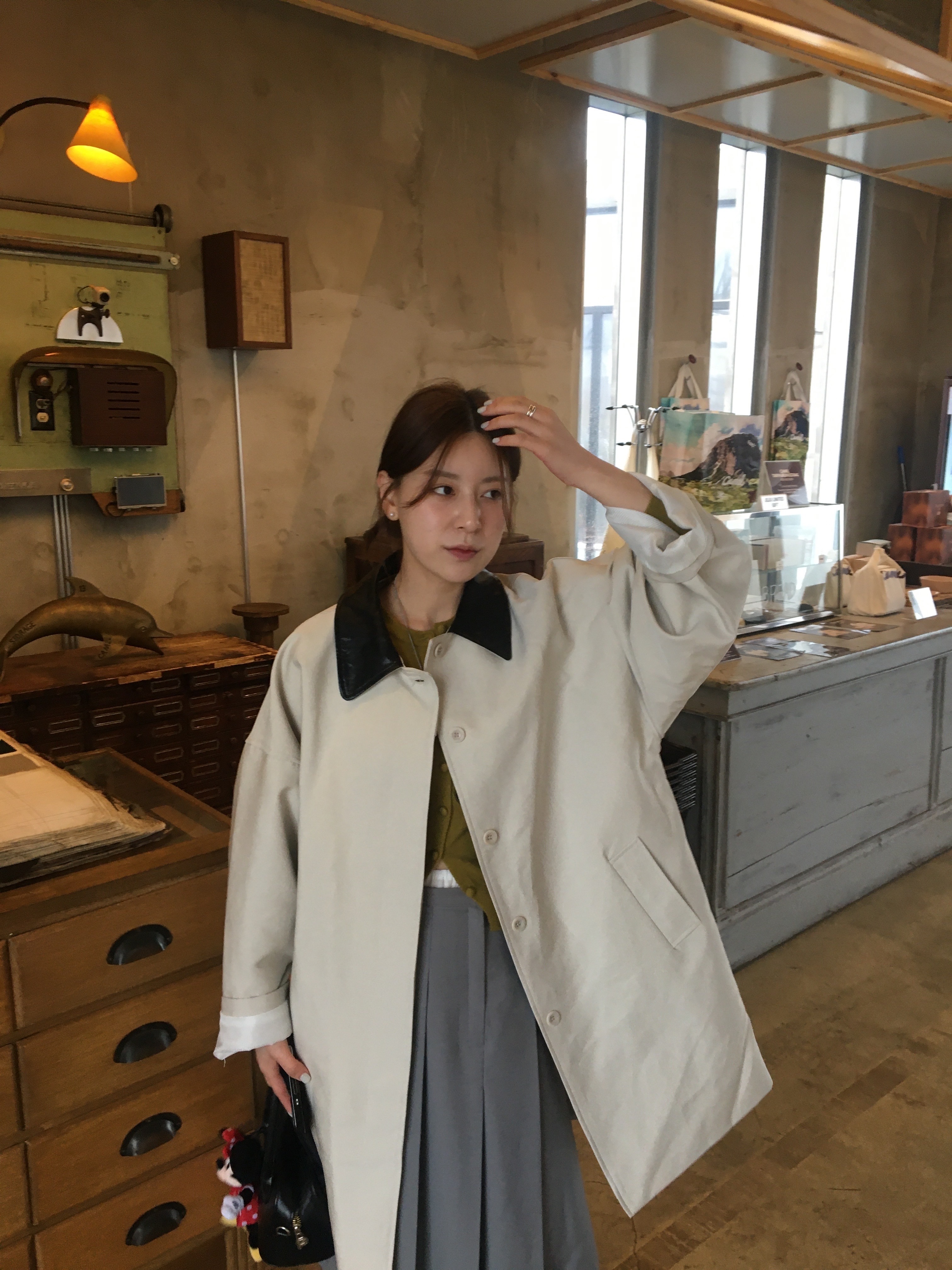 카라 배색 레더 루즈핏 하프트렌치 코트 봄아우터 상세 이미지 4