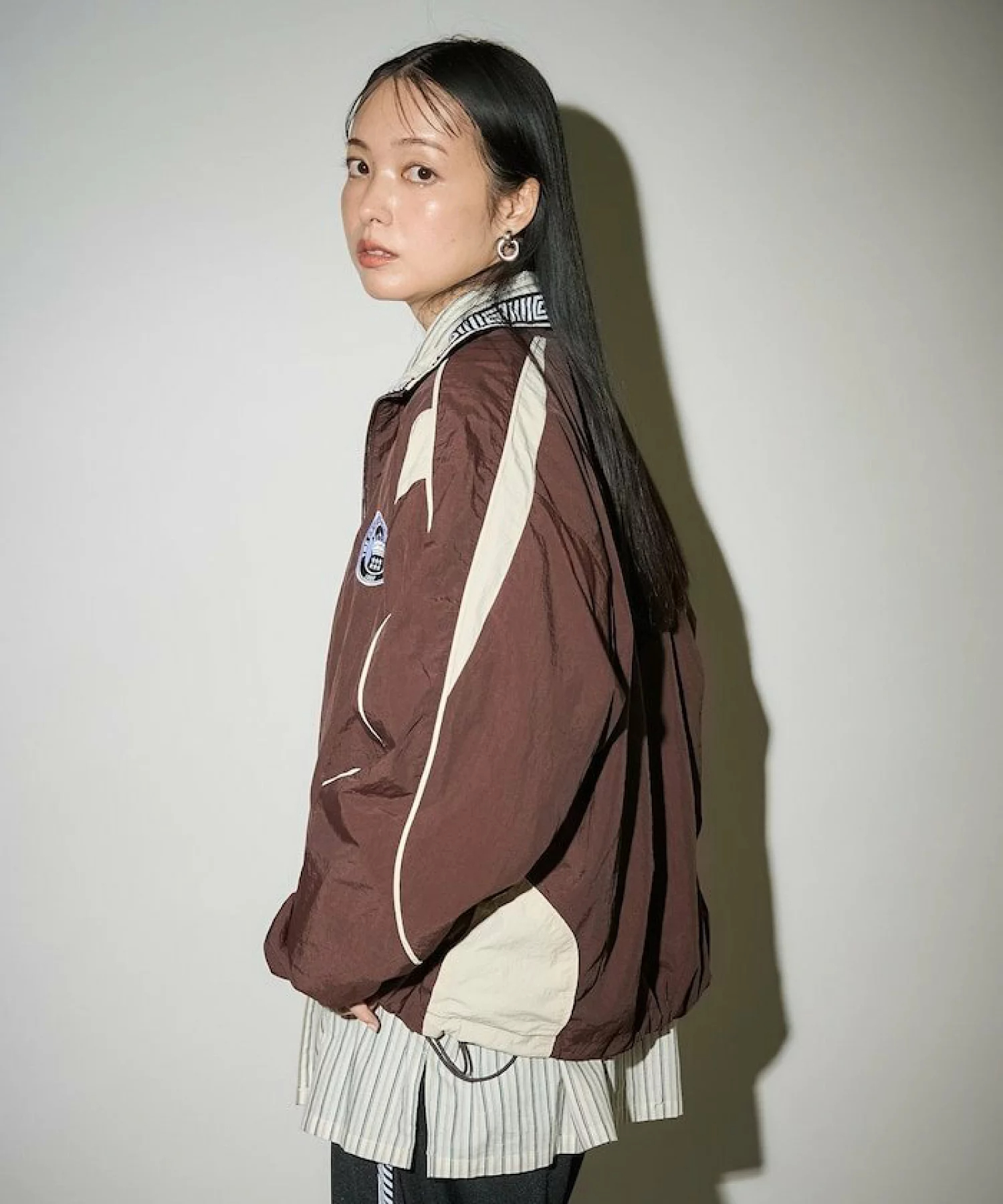 엄브로 UMBRO x 프릭스스토어 별주 나일론 재킷 브라운 레드 네이비 3컬러 25SS - 상세 이미지 2