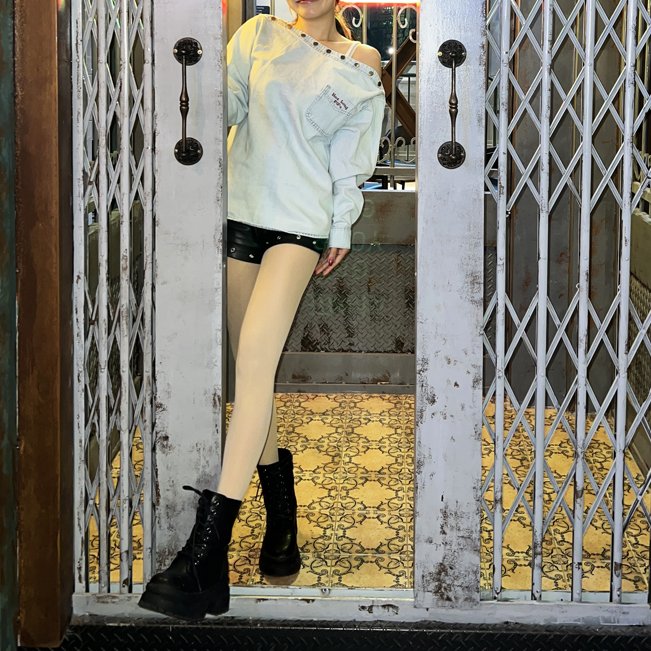 피푸 연청 오프숄더 데님 프린팅 박시 셔츠 티셔츠 - 상세 이미지 3