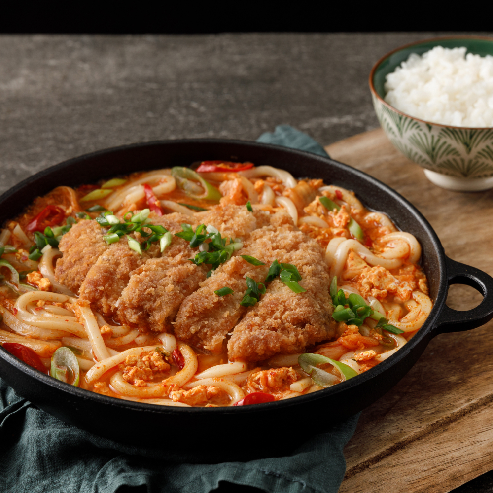 [푸딩팩토리] 돈까스김치나베 620g 우동전골 밀키트 포장마차오뎅 식사대용 술안주 홈쿡 - 상품 이미지