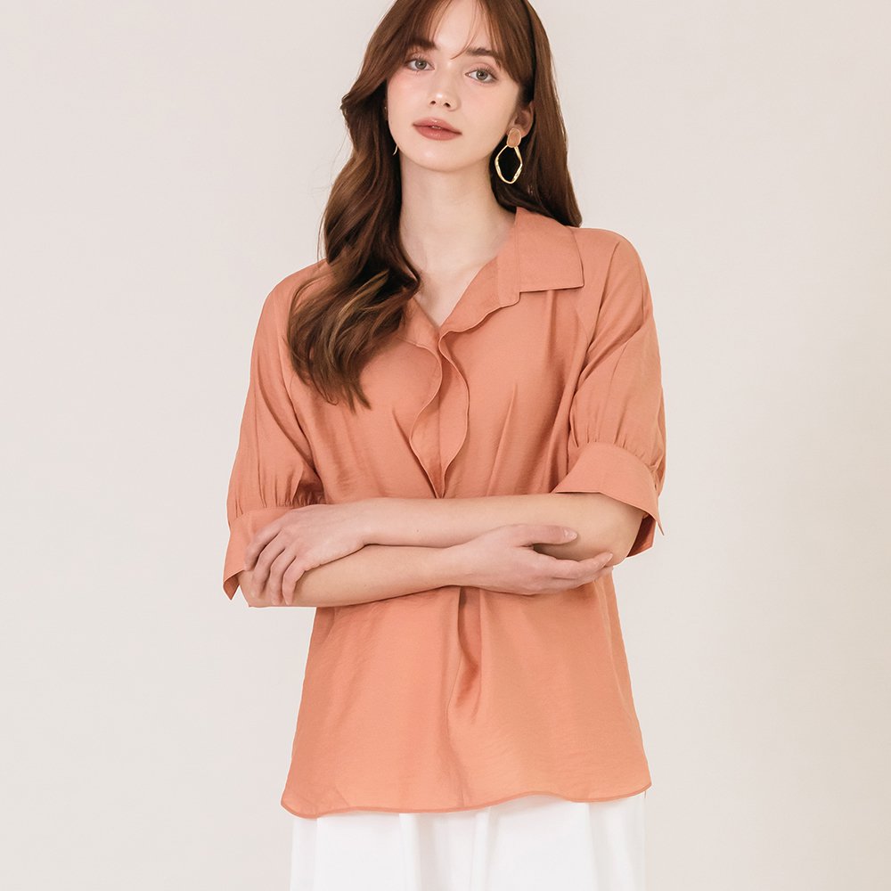 러플 카라 오렌지 반팔 브이넥 블라우스 - 상품 이미지