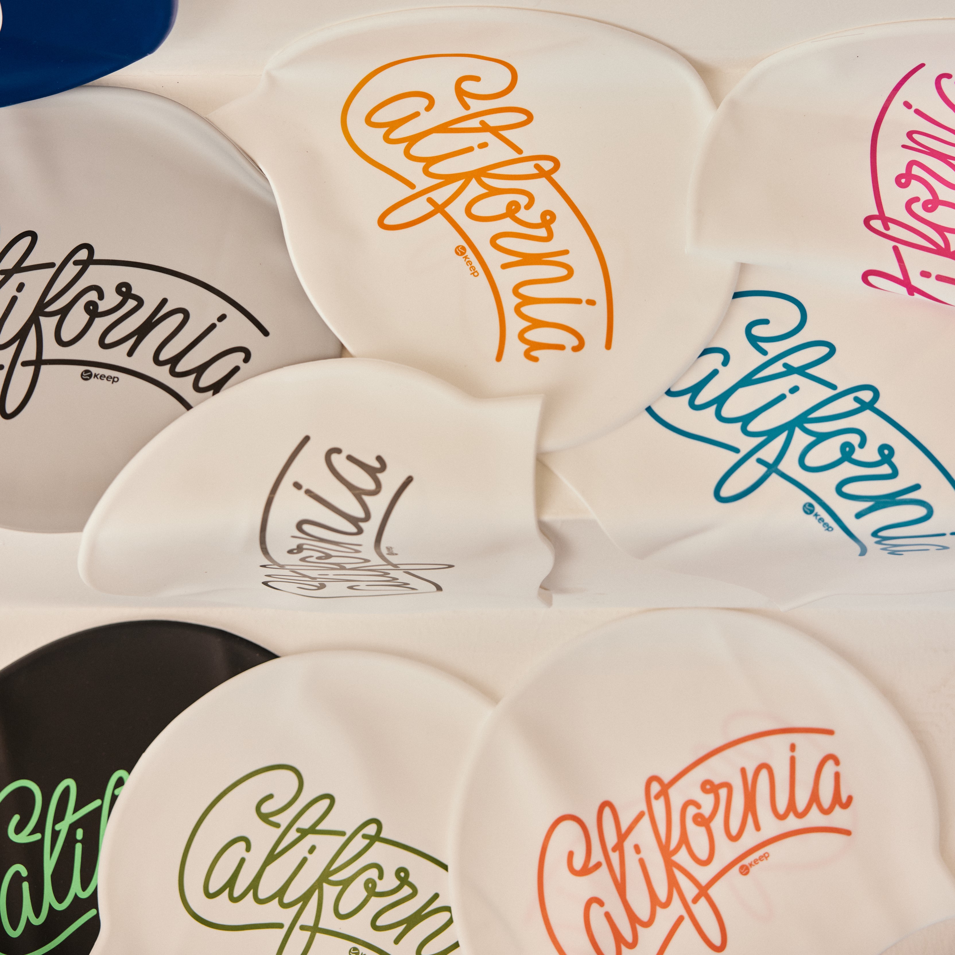 캘리포니아 수모 실리콘수영모자 컴포트캡 화이트 블랙 캘리그라피 깔끔한 심플한 기본 제품 이미지