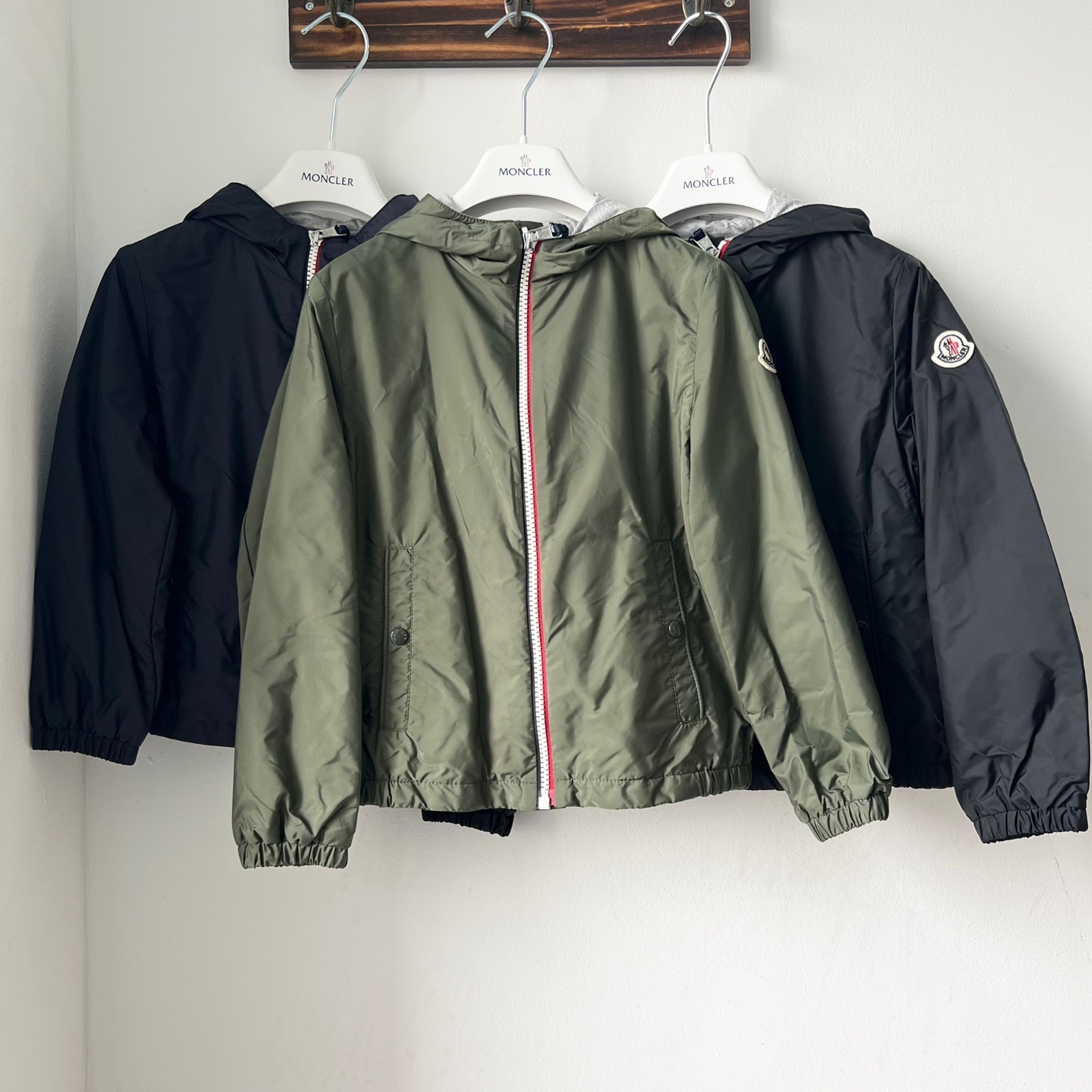 26SS 몽클레르 키즈 NEW URVILLE 바람막이 네이비 블랙 1A0008653A5 - 상품 이미지