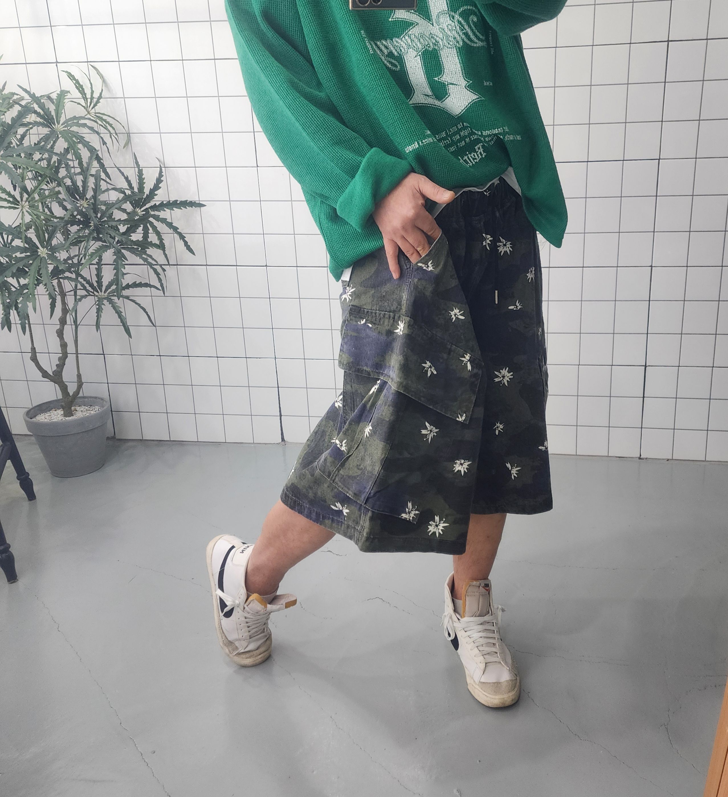 플라워 사선 카고 버뮤다 반바지 - 상세 이미지 4