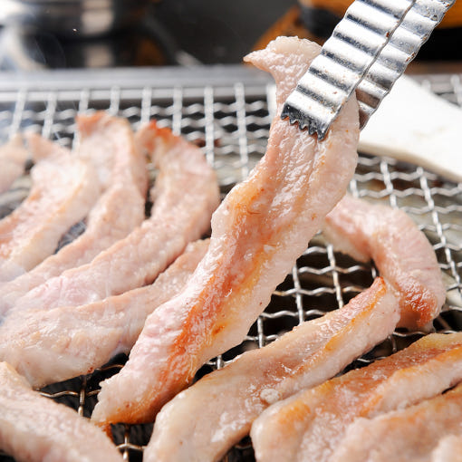 유황한돈 삼겹살과 목살을 숯불에 구워 먹는 모습