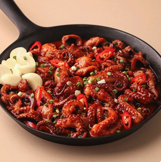 청춘불판 주꾸미볶음 300g 양념 쭈꾸미 밀키트 캠핑 혼술 안주 간편 매운 볶음