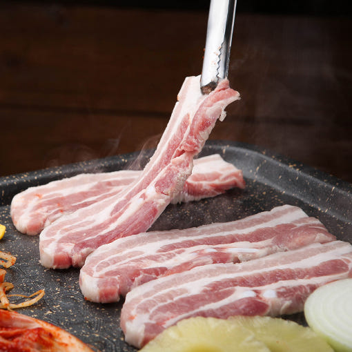 다양한 유황한돈 부위 (삼겹살, 오겹살, 목살)