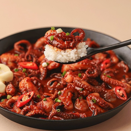 청춘불판 주꾸미볶음 300g 양념 쭈꾸미 밀키트 캠핑 혼술 안주 간편 매운 볶음 - 상세 이미지 2