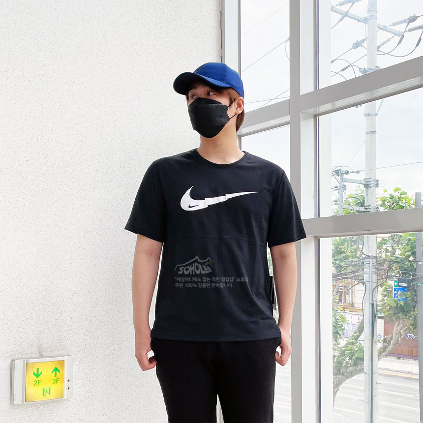 [시즌세일] 나이키 드라이핏 스우시 그래픽 남성 기능성 반팔 티셔츠 CJ5387-010, L(100) - 상세 이미지 3
