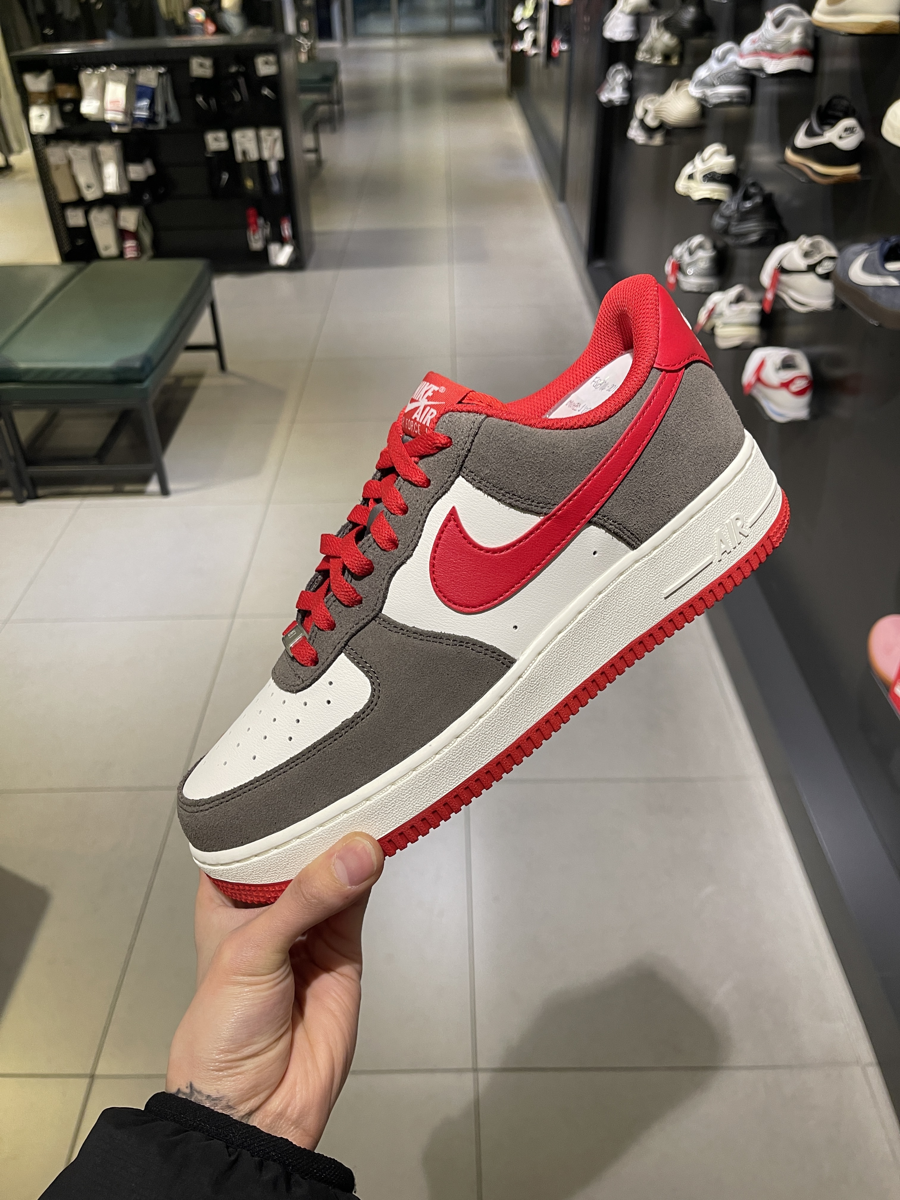 국내매장 나이키 에어포스1 ‘07 LV8 이브스톤 유니버시티 레드 D4 FQ8714-201