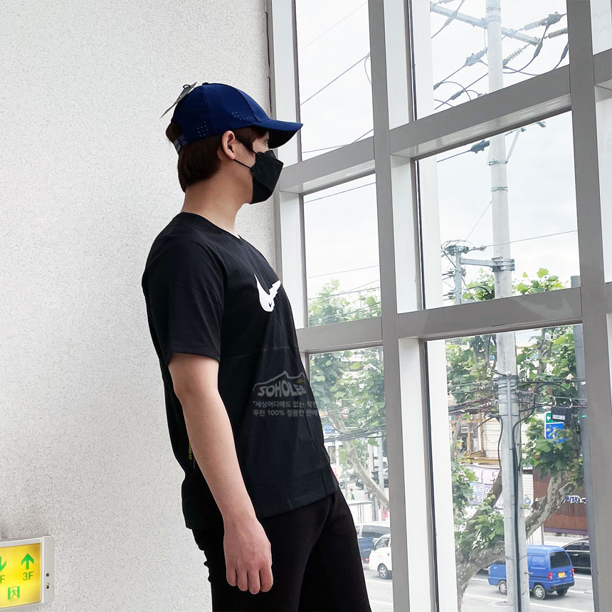 [시즌세일] 나이키 드라이핏 스우시 그래픽 남성 기능성 반팔 티셔츠 CJ5387-010, L(100) - 상세 이미지 4