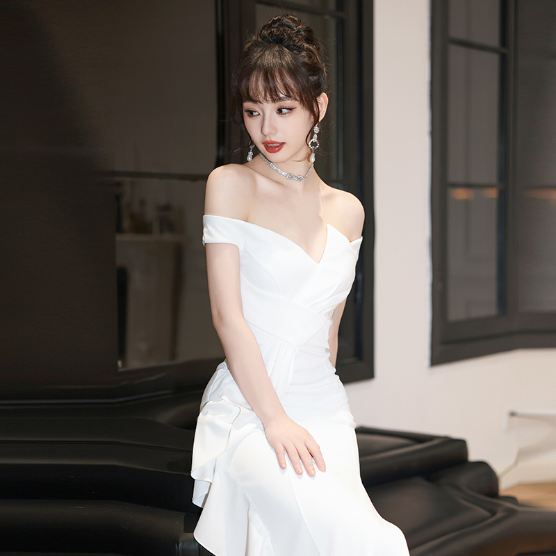 이브닝 드레스 연주회 브라이덜샤워 파티룩 화이트 원 숄더 스타 동일 캣워크 쇼 웨딩 촬영 - 상세 이미지 4