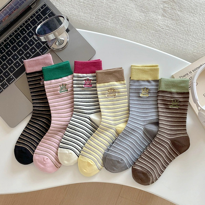 크라운 스트라이프 자수 컬러 배색 캐주얼 패션 중목 양말 - 메인 이미지