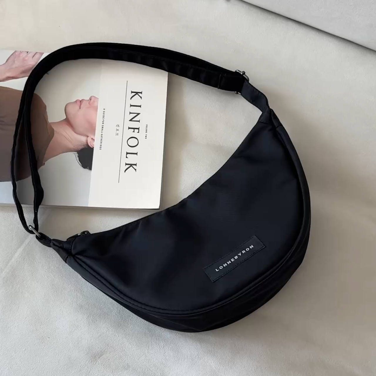 론네바이론 사라백 유럽여행가방 핸드폰 여권 가방 여행용 반달 크로스 슬링 백