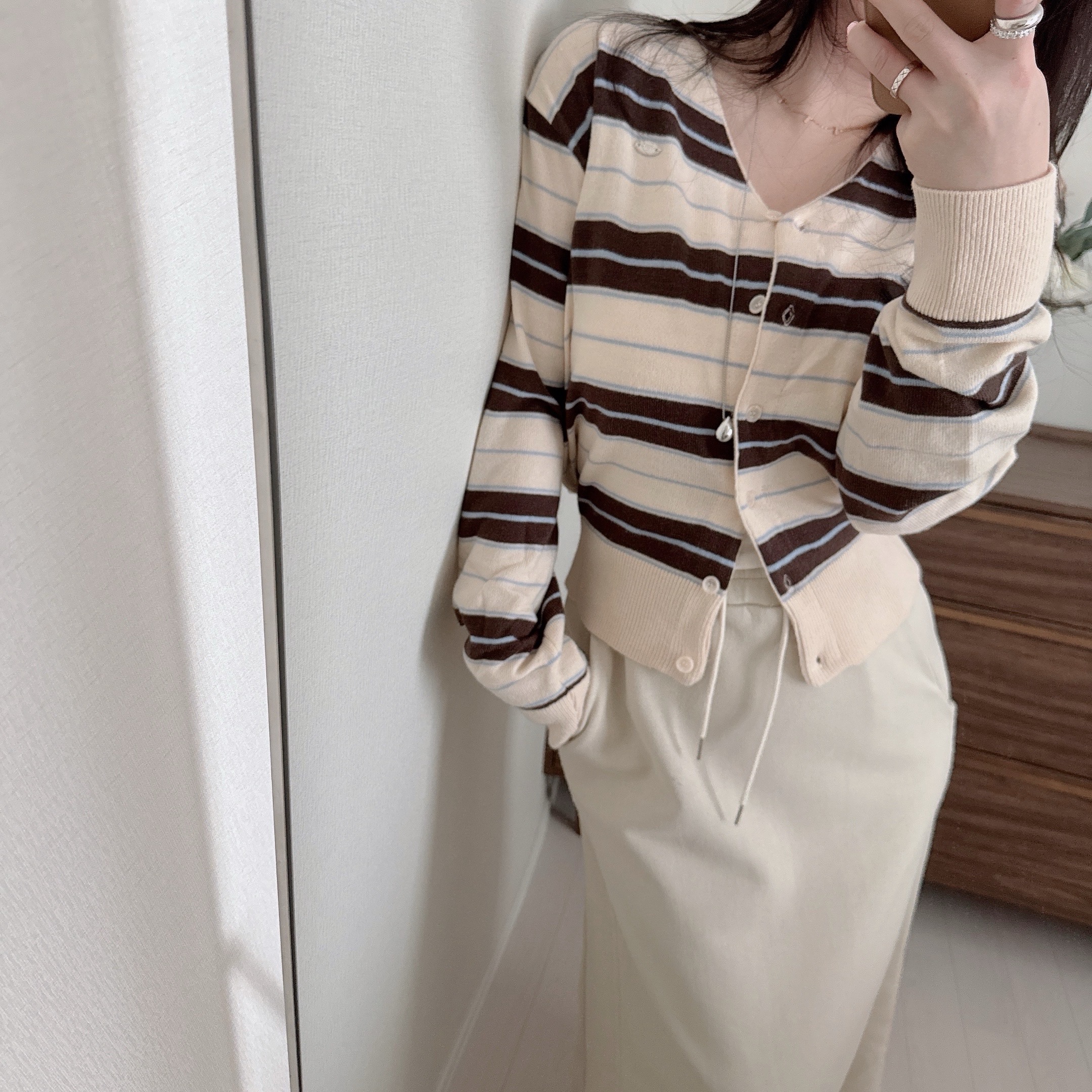 메베르 단가라 스트라이프 브이넥 루즈 니트 가디건 3color 상세 이미지 30