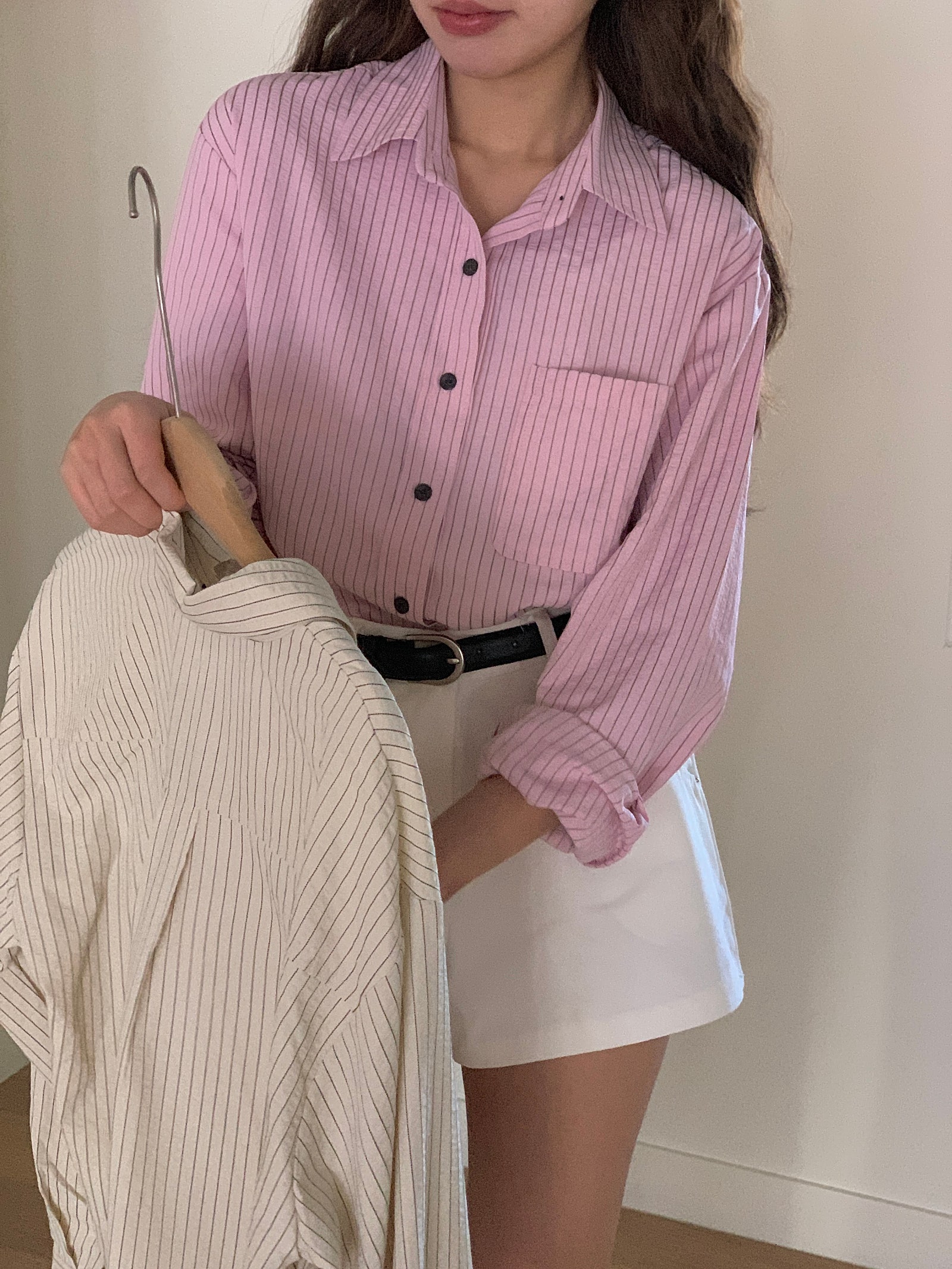오버무드 여성 봄신상 배색 꿀벌 컬러 포켓 스트라이프 루즈핏 핑크 옐로우 남방 4color - 상품 이미지