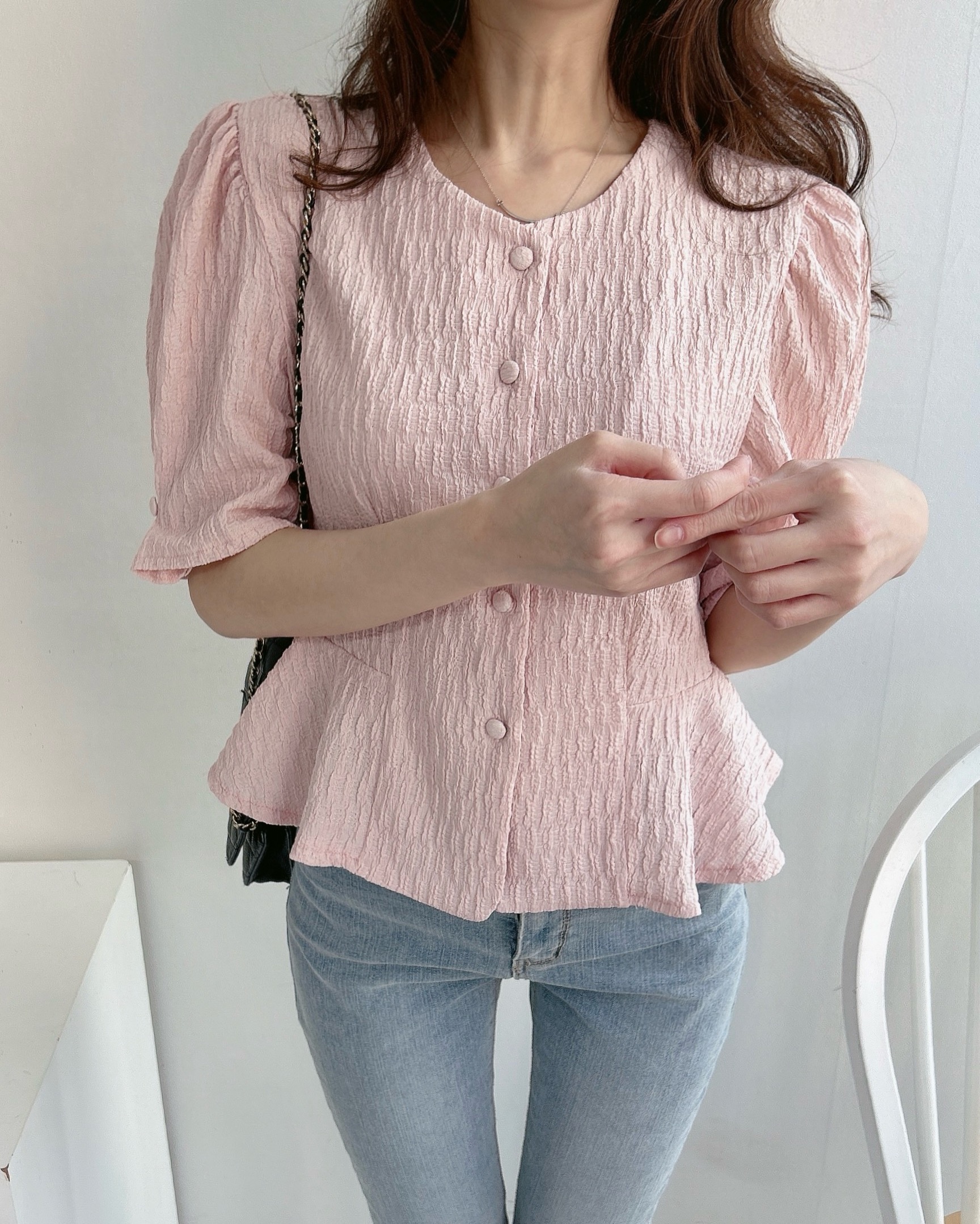 [무료배송] 레이디 튤립 프릴 앰보 콩단추 퍼프소매 반팔블라우스 [하객룩] - 상품 이미지
