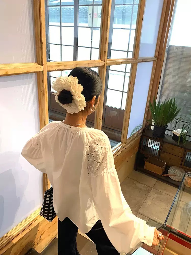 순면 플라워패턴 셔츠 펀칭 스트랩 긴팔 화이트 루즈핏 봄 가을 - 상세 이미지 5