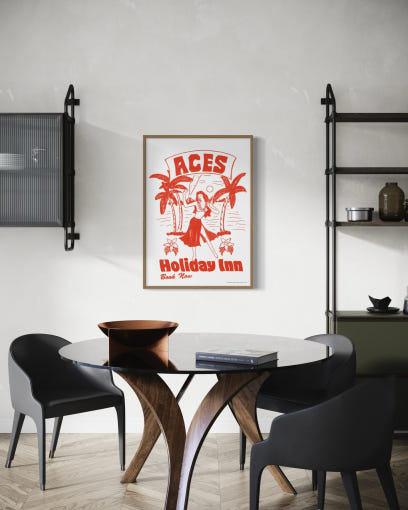 빈티지 포스터가 걸린 인테리어 이미지