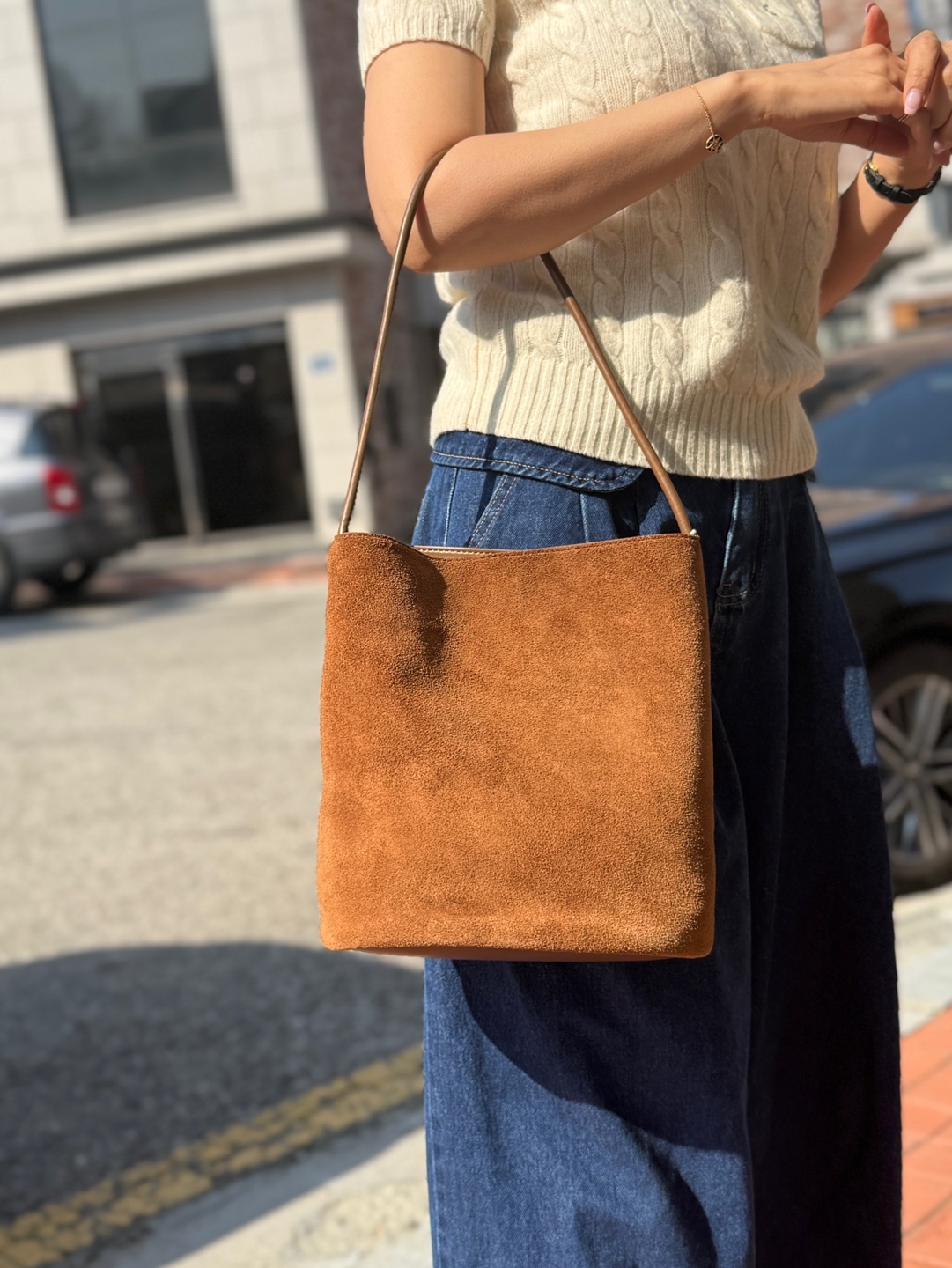BLOW 스웨이드 버킷백 Suède Bucket Bag _ Mocha Mousse - 상세 이미지 3