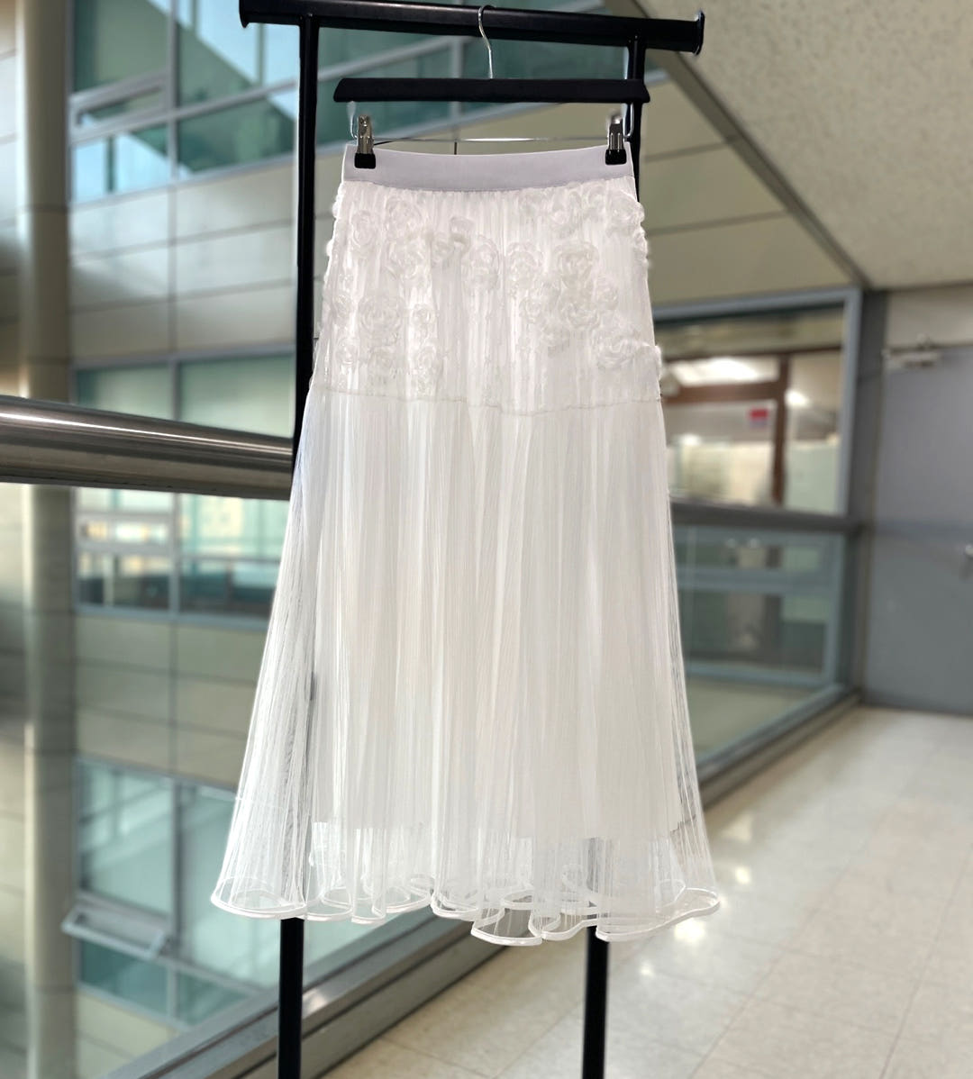 끝단말끔손질 풍성 자수 시스루롱 샤스커트 레이스 망사 플레어치마 A라인 윗단장미샤 화이트 - 상품 이미지