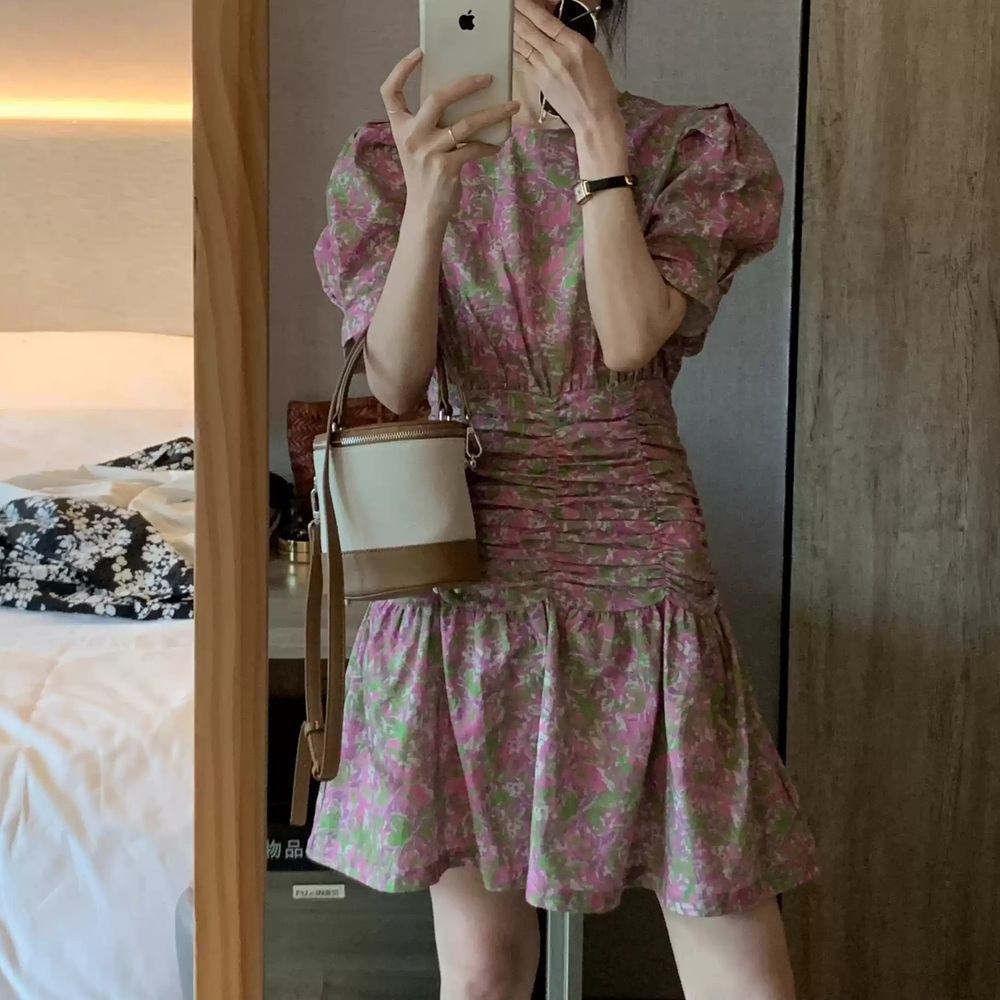 반팔퍼프소매 라운드넥 원피스 여름 플라워패턴 장미 허리셔링 빈티지 레트로 핑크색 무드 - 상세 이미지 3