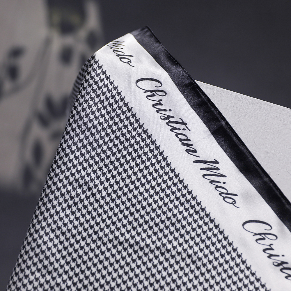 하운드 레터링 실크100 정사각형 포인트 스카프