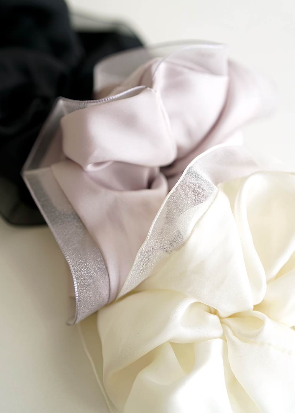 루드 하트 팬던트 새틴스크런치 프릴 헤어곱창 머리끈 L25SSAC24