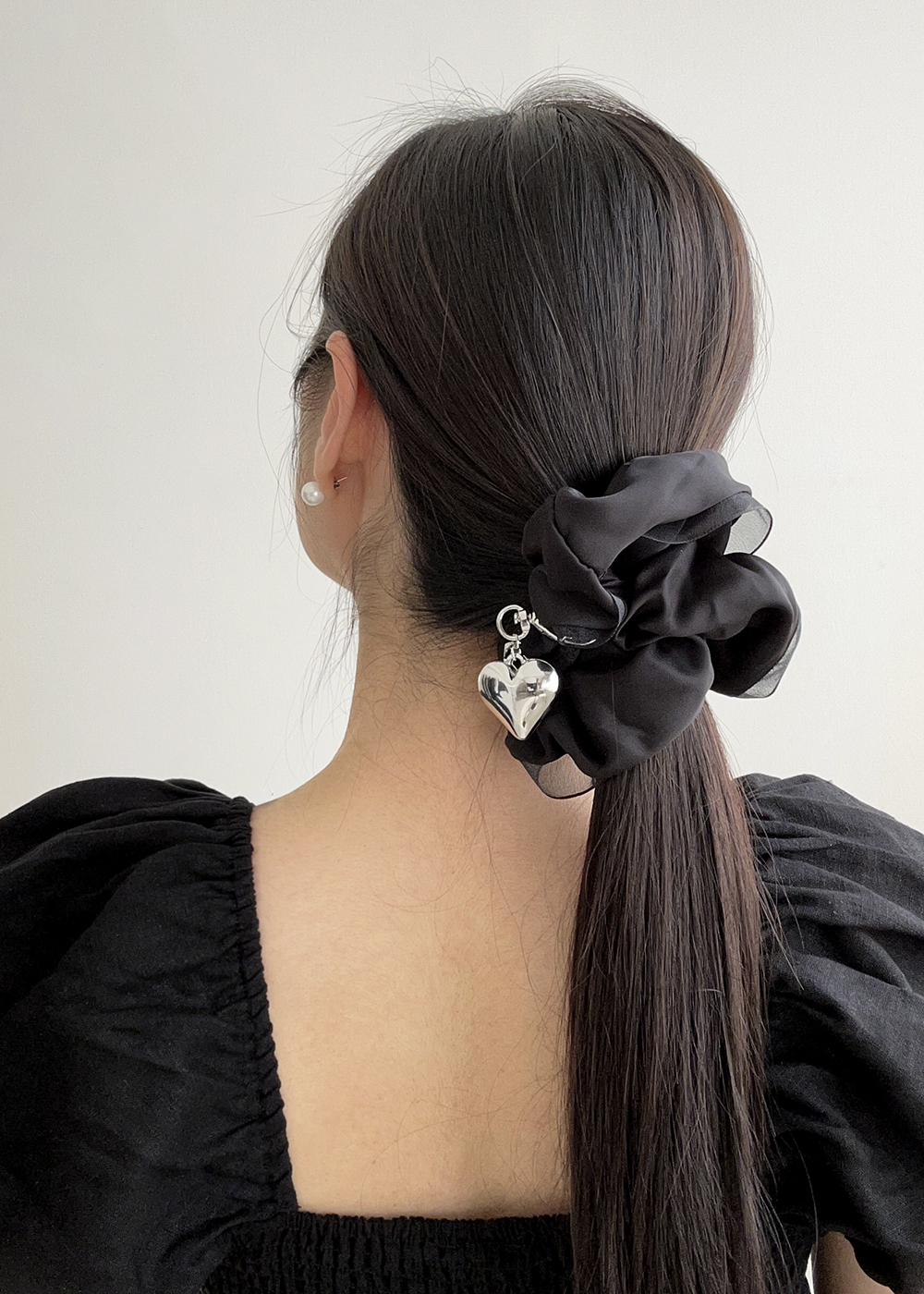 루드 하트 팬던트 새틴스크런치 프릴 헤어곱창 머리끈 L25SSAC24