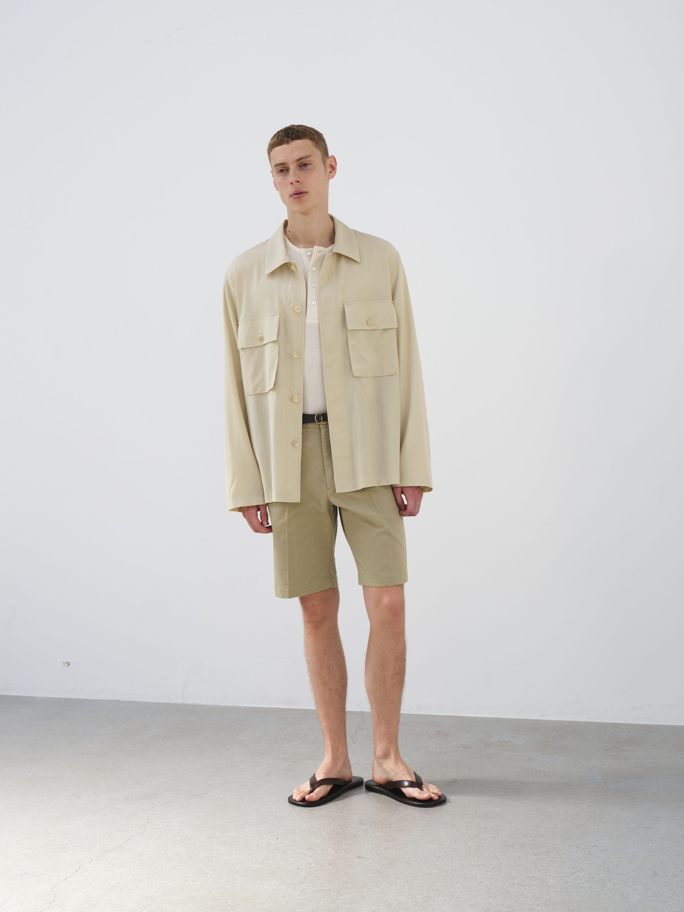 오라리 AURALEE WASHED FINX CHINO SHORTS 남성 반바지 - 상세 이미지 4