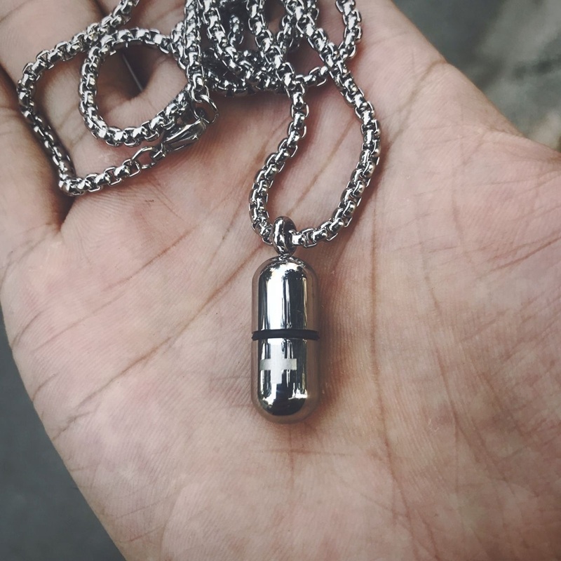 약통 목걸이 티타늄 비상약 키링 알약통 약케이스 휴대용 검은 색 - 상품 이미지