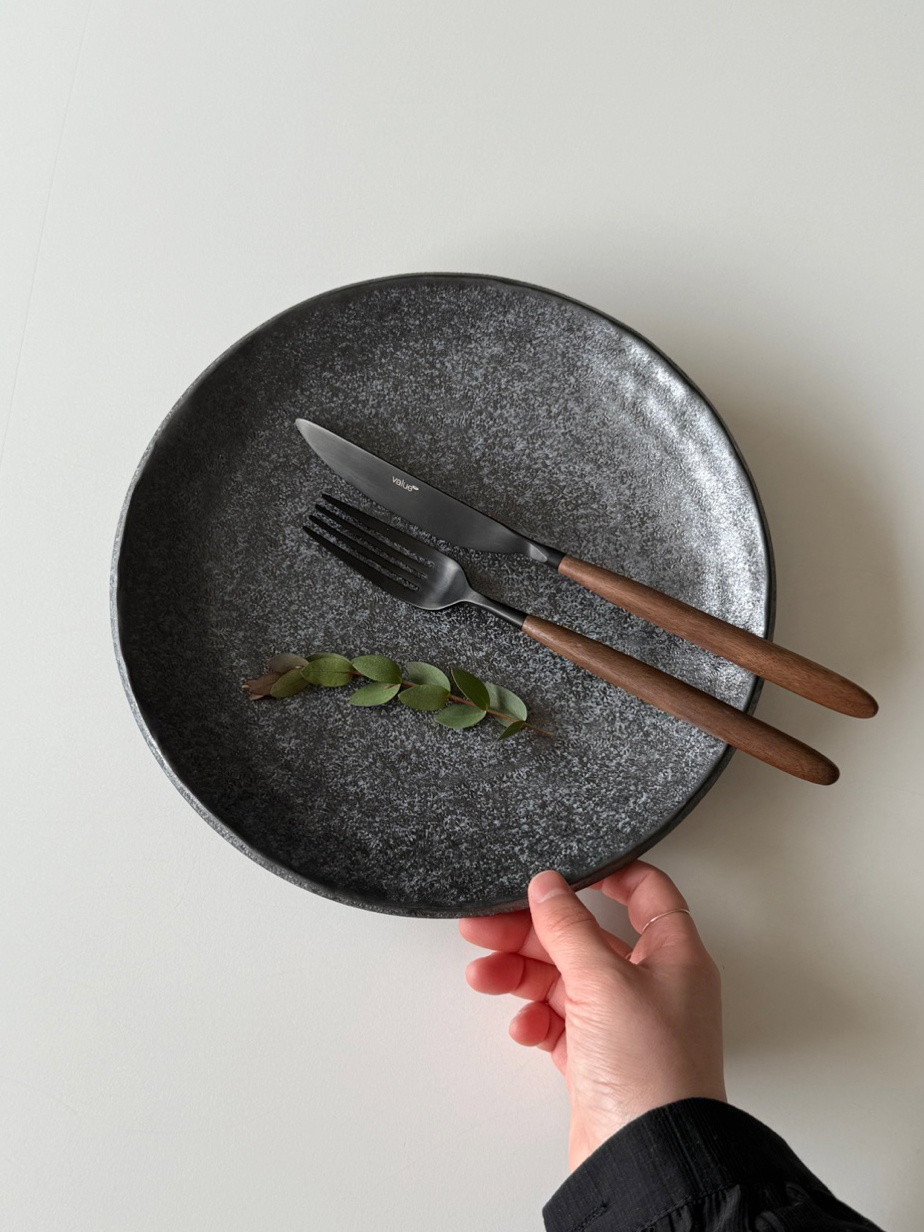 고요 블랙 도자기 원형접시 플레이트 24.5cm 1P