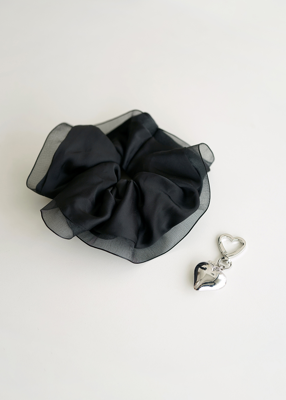 루드 하트 팬던트 새틴스크런치 프릴 헤어곱창 머리끈 L25SSAC24