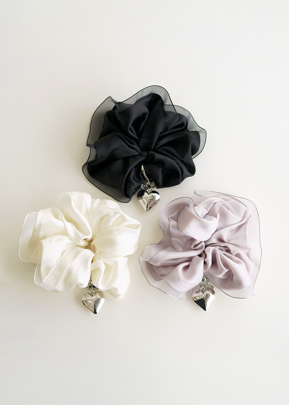 루드 하트 팬던트 새틴스크런치 프릴 헤어곱창 머리끈 L25SSAC24