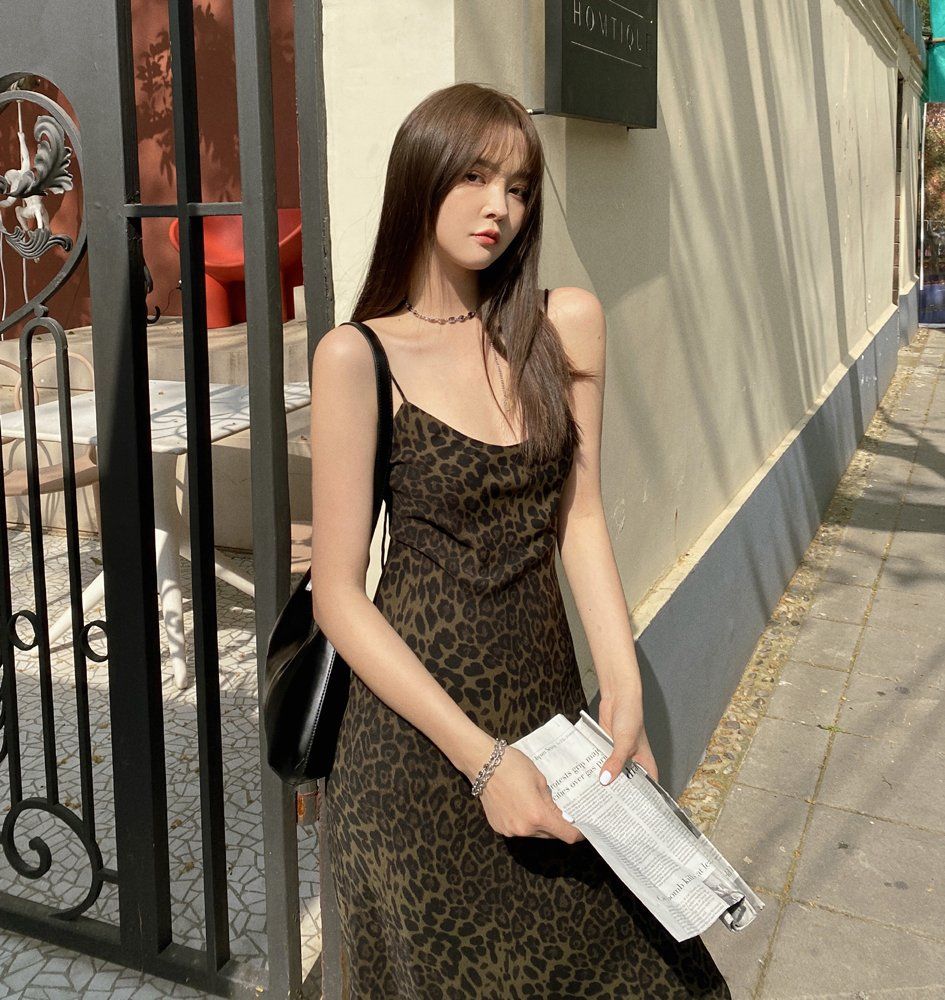 강렬한 표범무늬와 슬림핏이 돋보이는 홀터스타일 미니드레스 - 상세 이미지 2