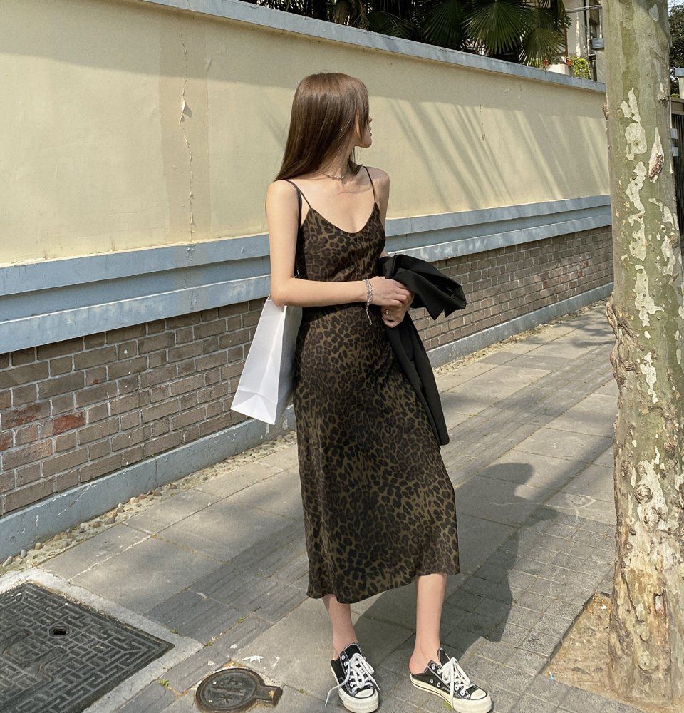 강렬한 표범무늬와 슬림핏이 돋보이는 홀터스타일 미니드레스 - 상세 이미지 3