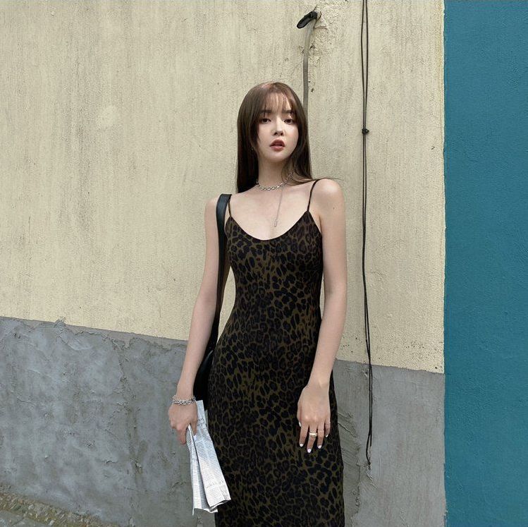 강렬한 표범무늬와 슬림핏이 돋보이는 홀터스타일 미니드레스 - 상품 이미지