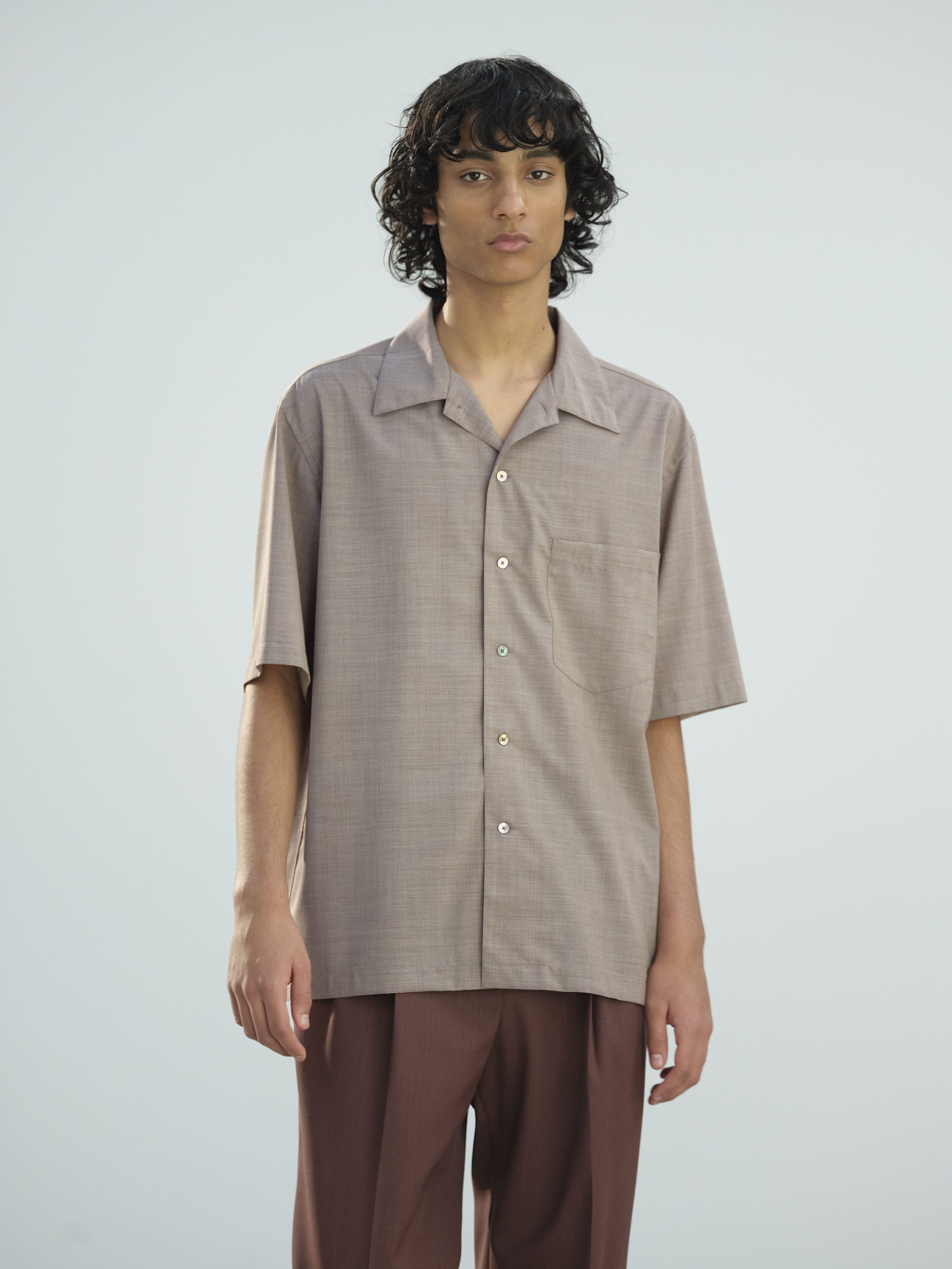 오라리 수퍼 파인 트로피컬 울 오픈 칼라 하프 실리브 셔츠 25SS A25SS02WT - 메인 이미지