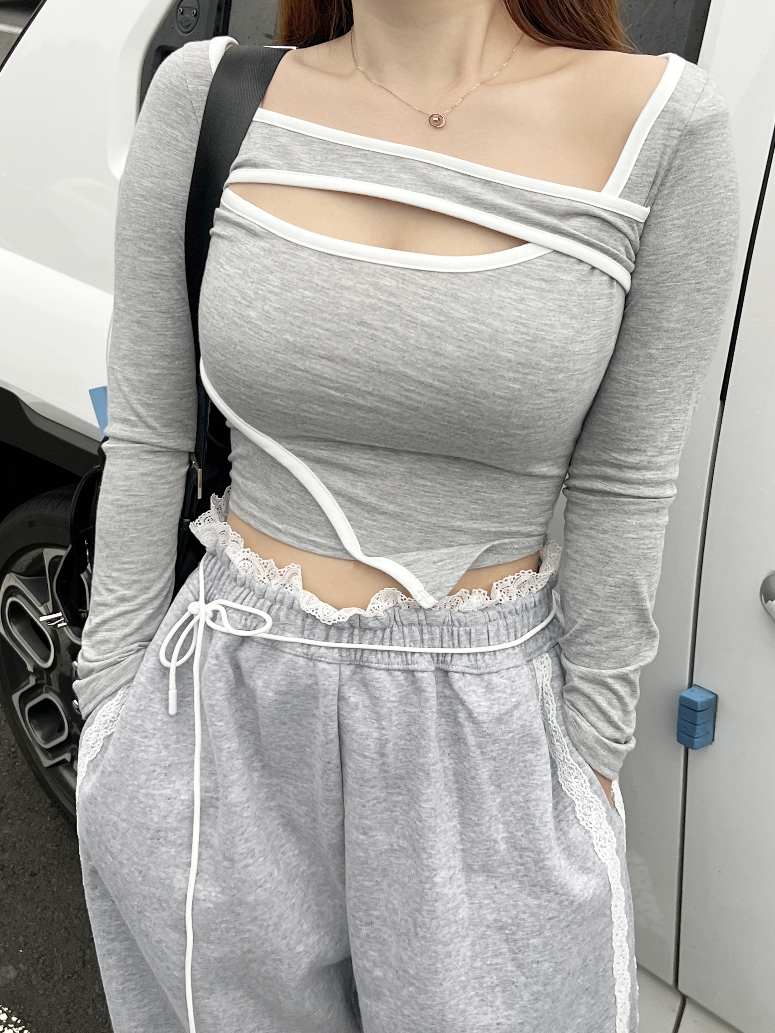 컷팅 언발 가슴 트임 라인 배색 오프숄더 크롭티셔츠 3color - 상세 이미지 2