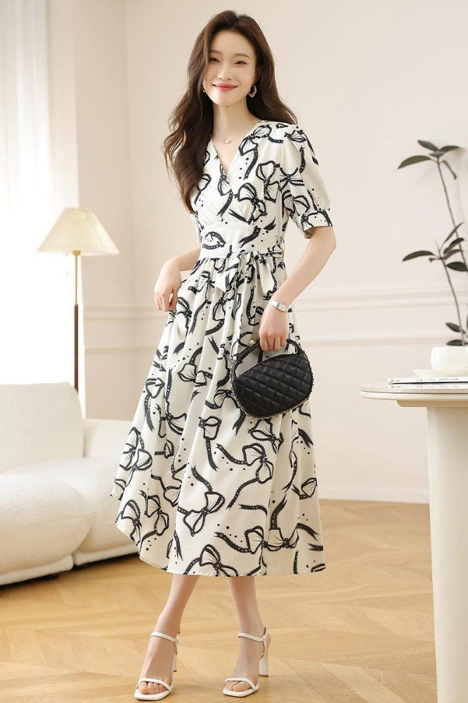 여성스러운 리본 프린트 브이넥 랩 원피스 허리끈 미디 롱 데이트룩 하객룩 코디 - 상세 이미지 5