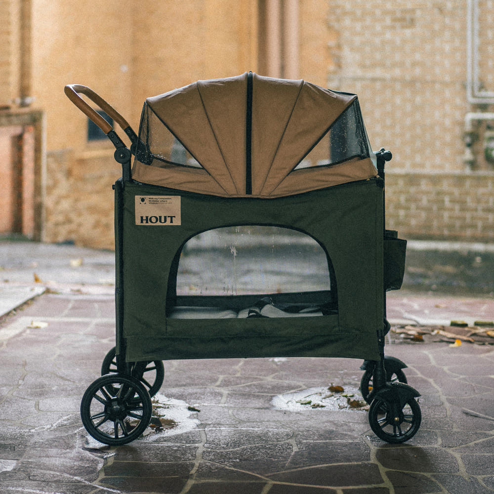 대형견이 탑승한 하웃 유모차 이미지