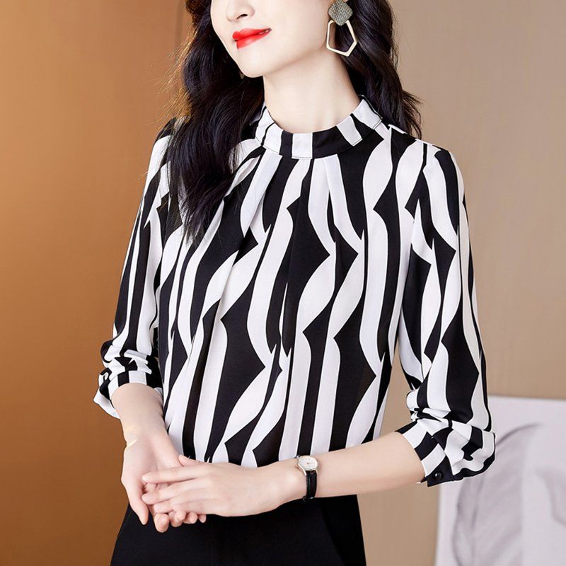 웨이브 스트라이프 하이넥 핀턱 블라우스 긴팔 여성 봄 가을 오피스룩 출근룩 정장 스타일 - 상품 이미지