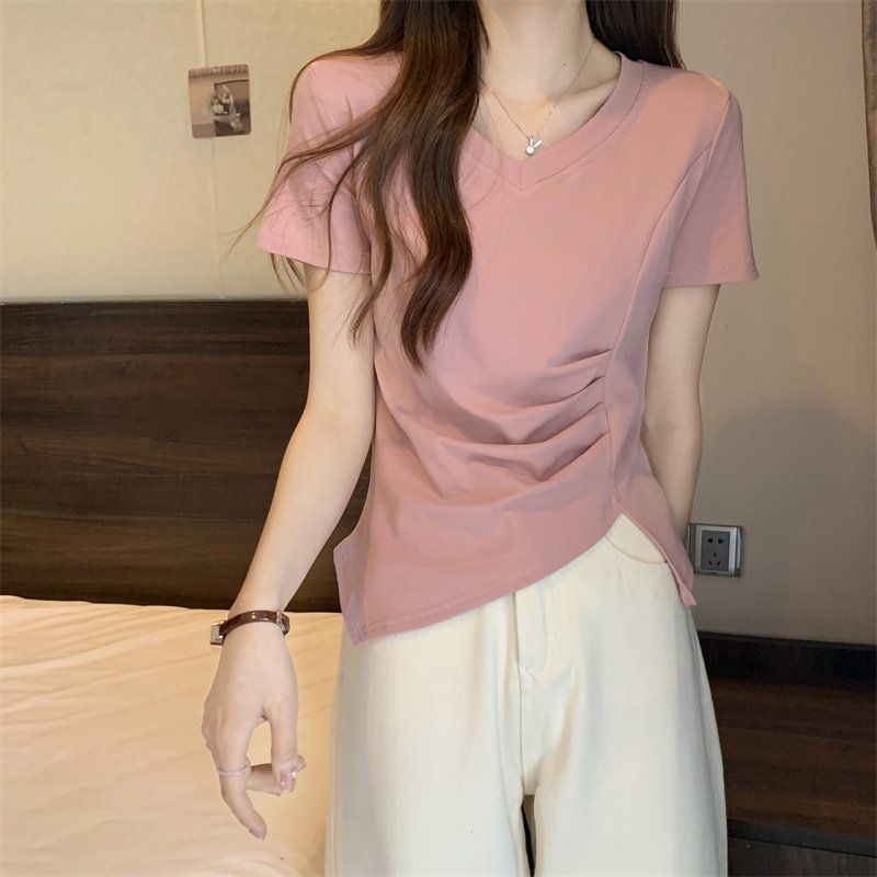 여성스러운 브이넥 셔링 티셔츠 여름 슬림핏 반팔 언발 밑단 데일리룩 출근룩 면 소재 - 상품 이미지