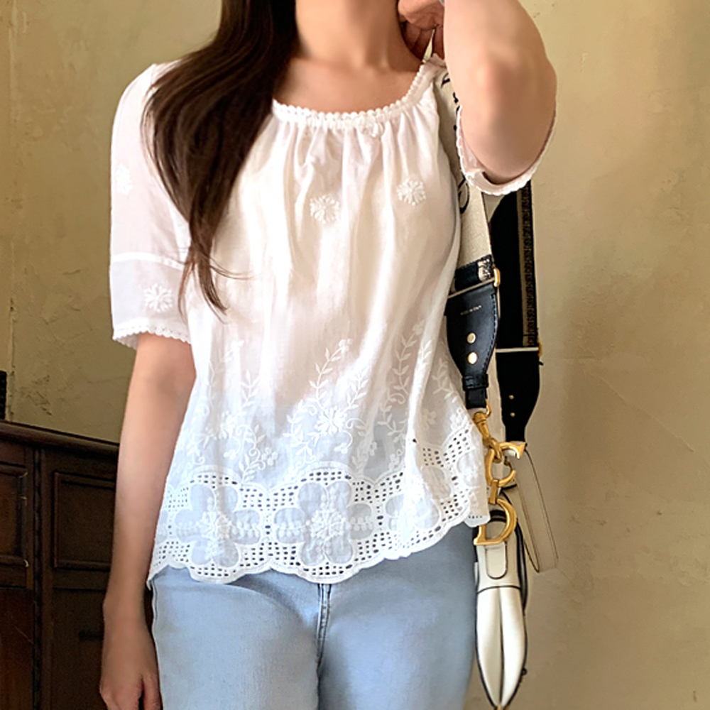 데이디 플라워 펀칭 자수 반팔 블라우스 - 메인 이미지