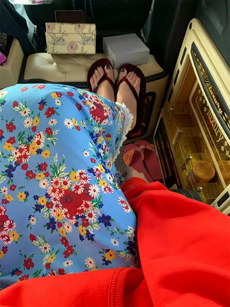 꽃무늬 프릴포인트 슬릿롱스커트 봄 여름 화려한 패턴 여행 휴양지 패션 코디 블루 - 상세 이미지 4