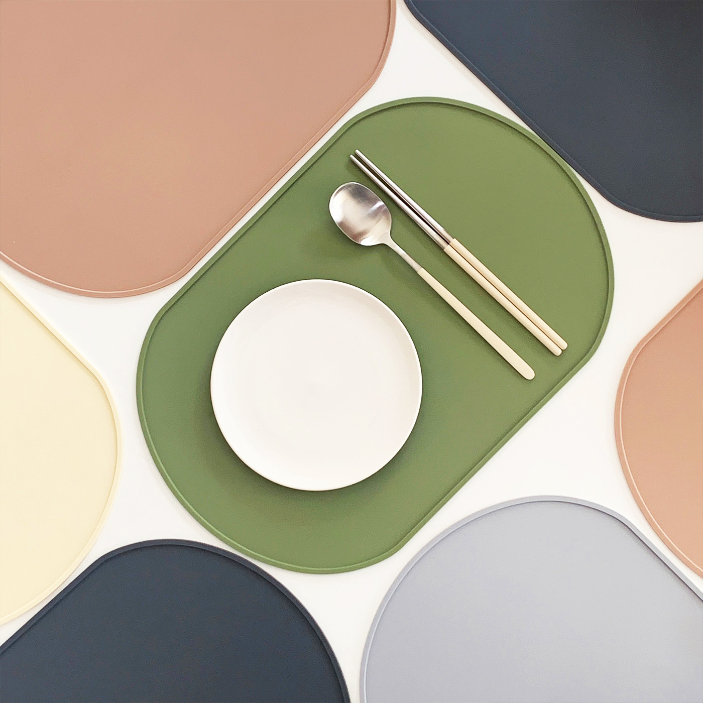 1+1 아카시아홈 실리콘 테이블매트 고밀도 식탁매트 미끄럼방지 2인 39cm