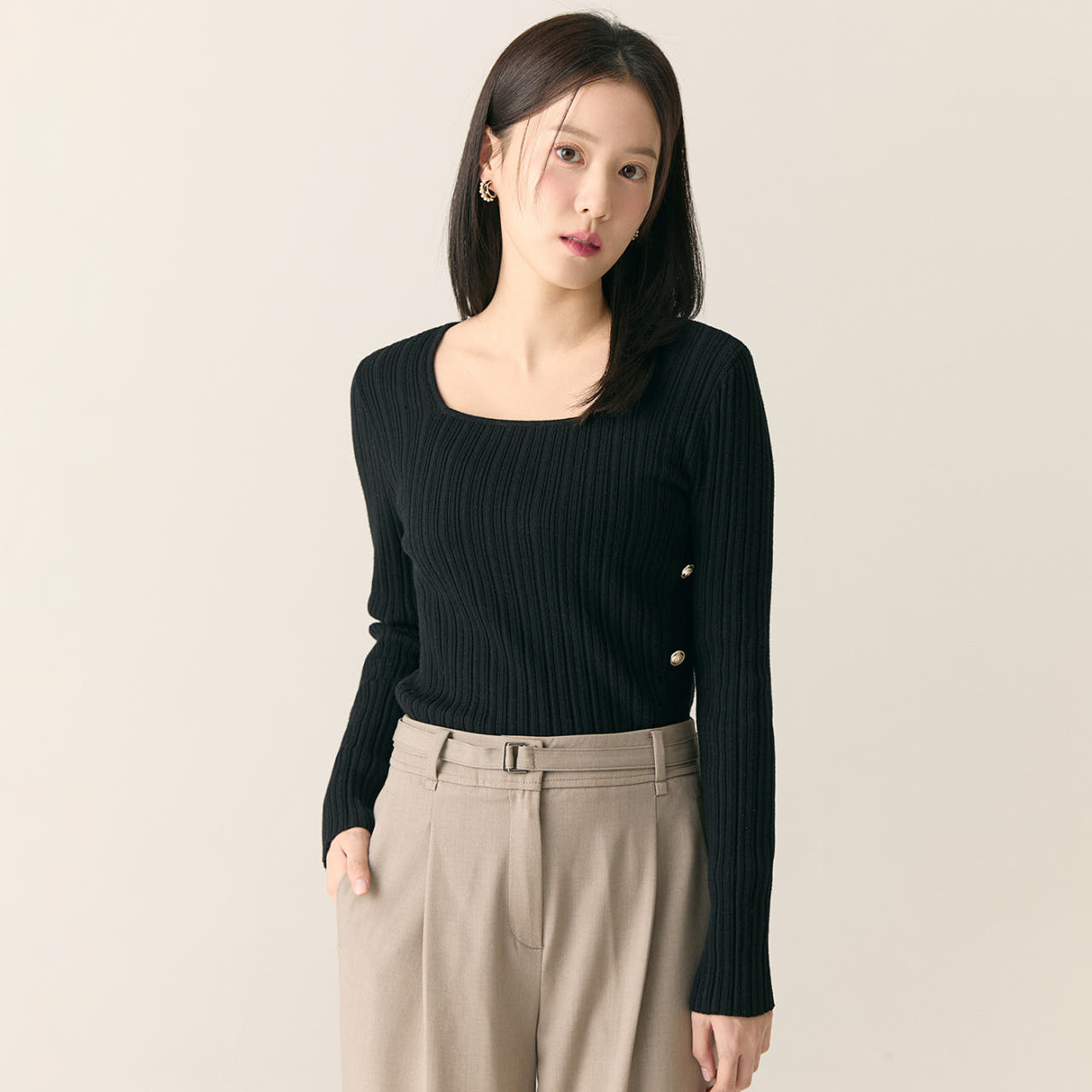로엠 스퀘어넥 버튼 스웨터 RMKAF23R01 - 상품 이미지