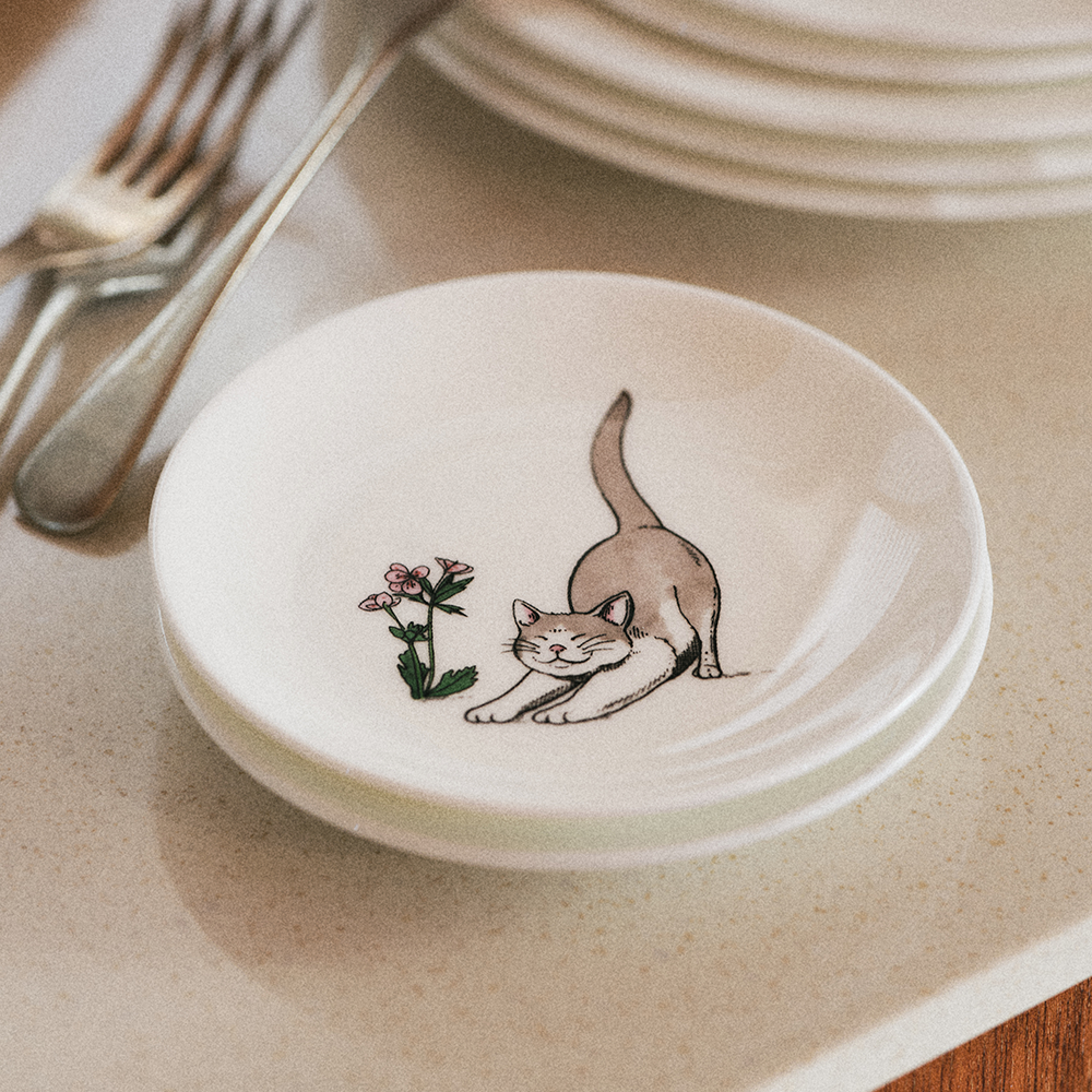 [한국도자기X티보에렘] 오브제 34. 5인치 접시 12.6CM 1P (Stretching cat) - 상세 이미지 2